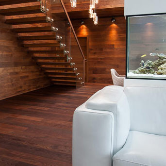 medinės grindys, medinės sienų panelės, medinės sienų pakopos, akvariumas namuose